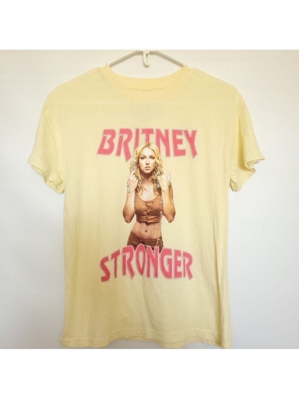 BRITNEY SPEARS STRONGER GRAPHIC TEE YELLOW PINK SHORT SLEEVE WOMENS ( S )